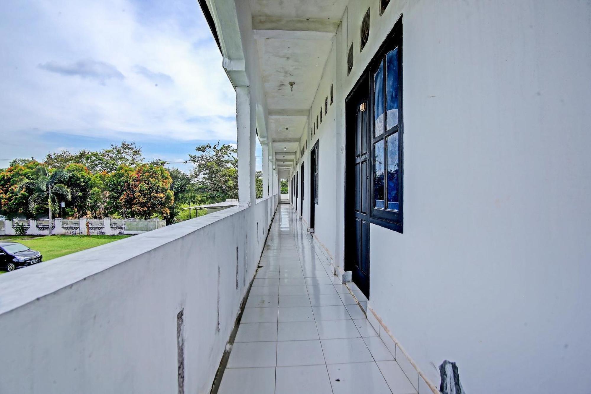 Oyo Life 91127 Wisma Sukajadi Syariah Perabumulih Esterno foto