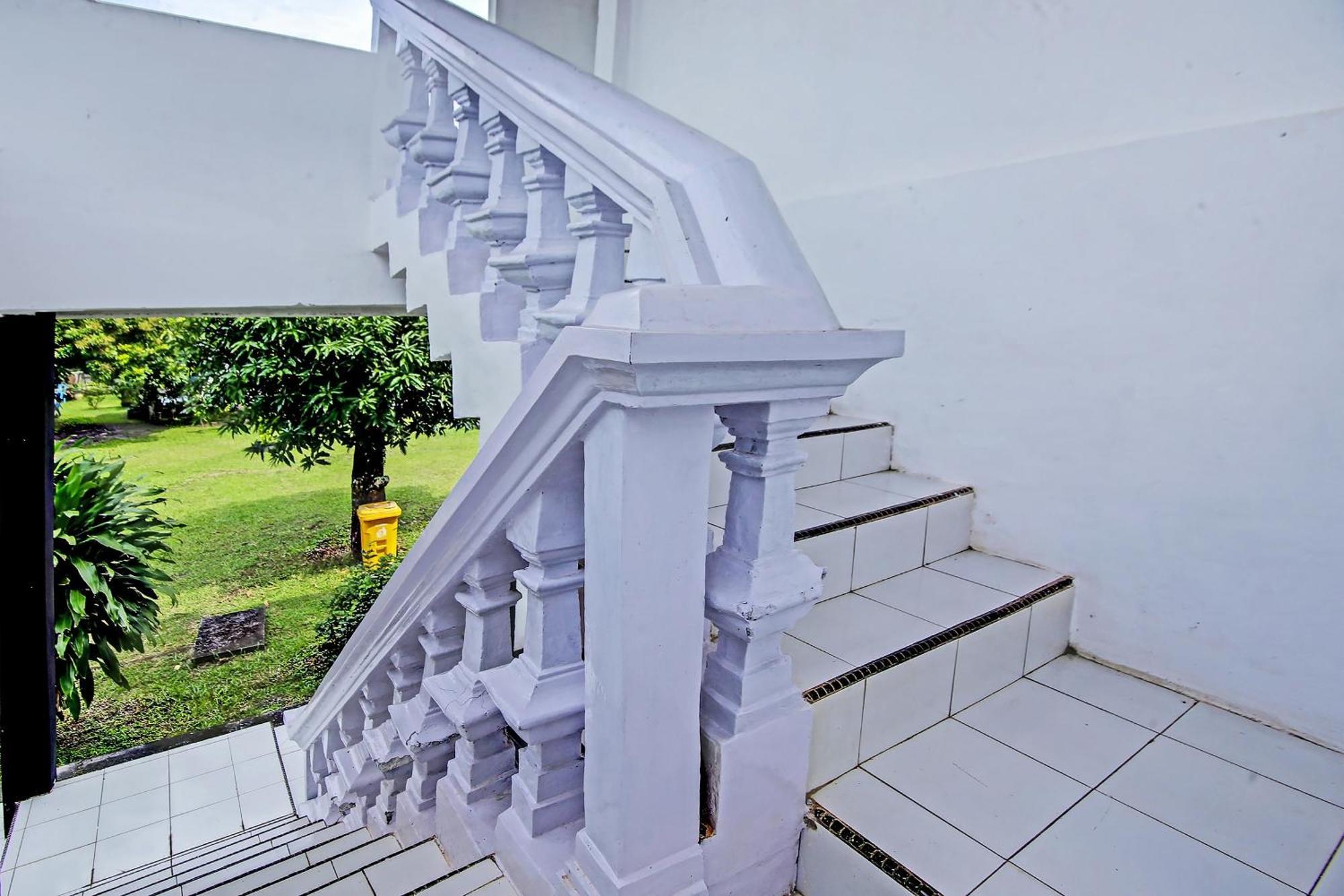 Oyo Life 91127 Wisma Sukajadi Syariah Perabumulih Esterno foto