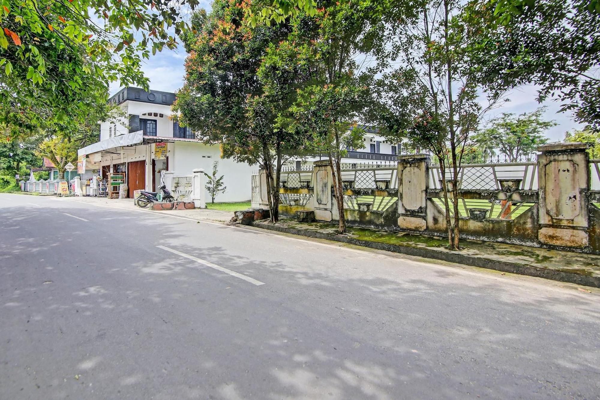 Oyo Life 91127 Wisma Sukajadi Syariah Perabumulih Esterno foto