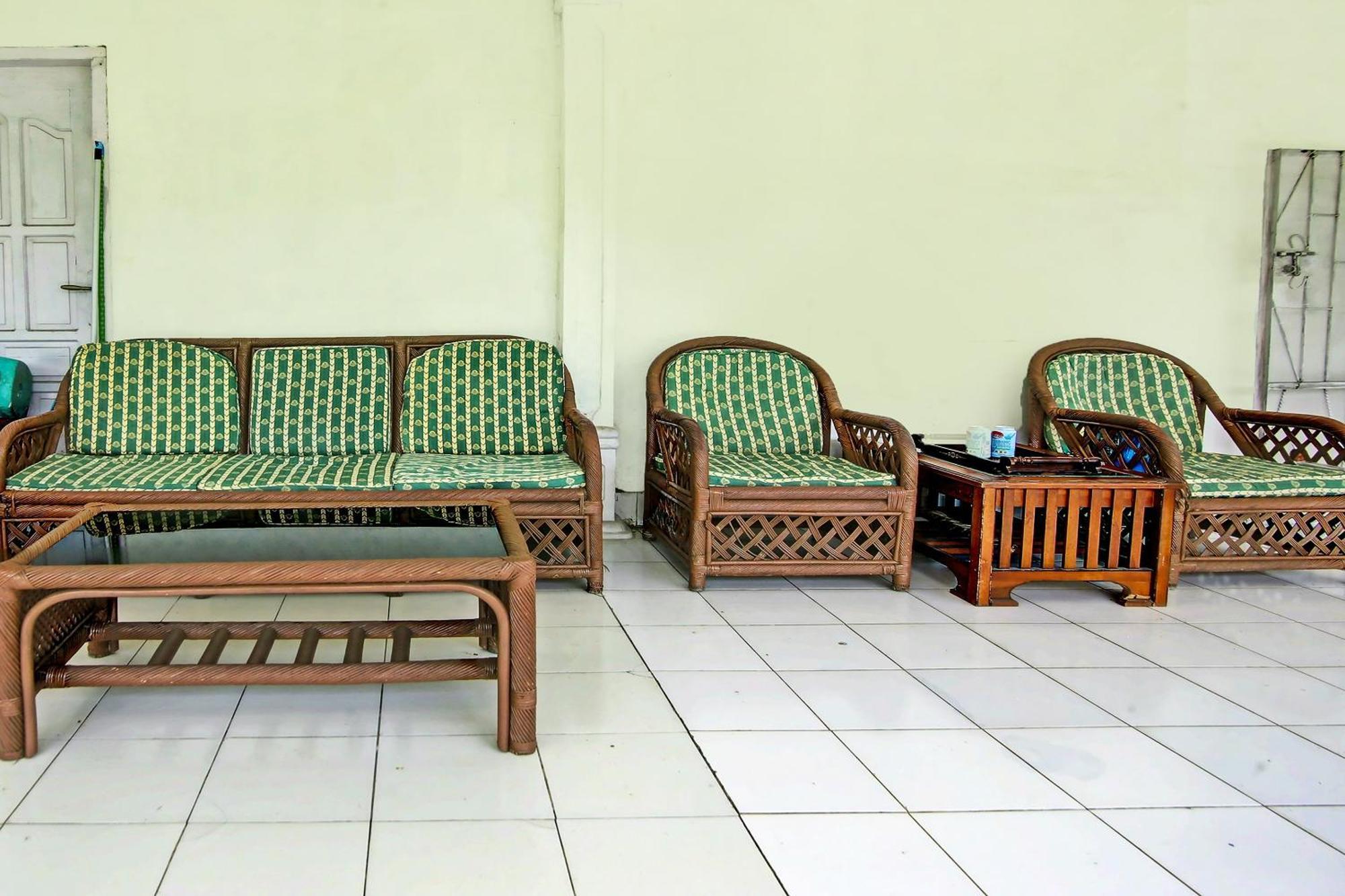 Oyo Life 91127 Wisma Sukajadi Syariah Perabumulih Esterno foto