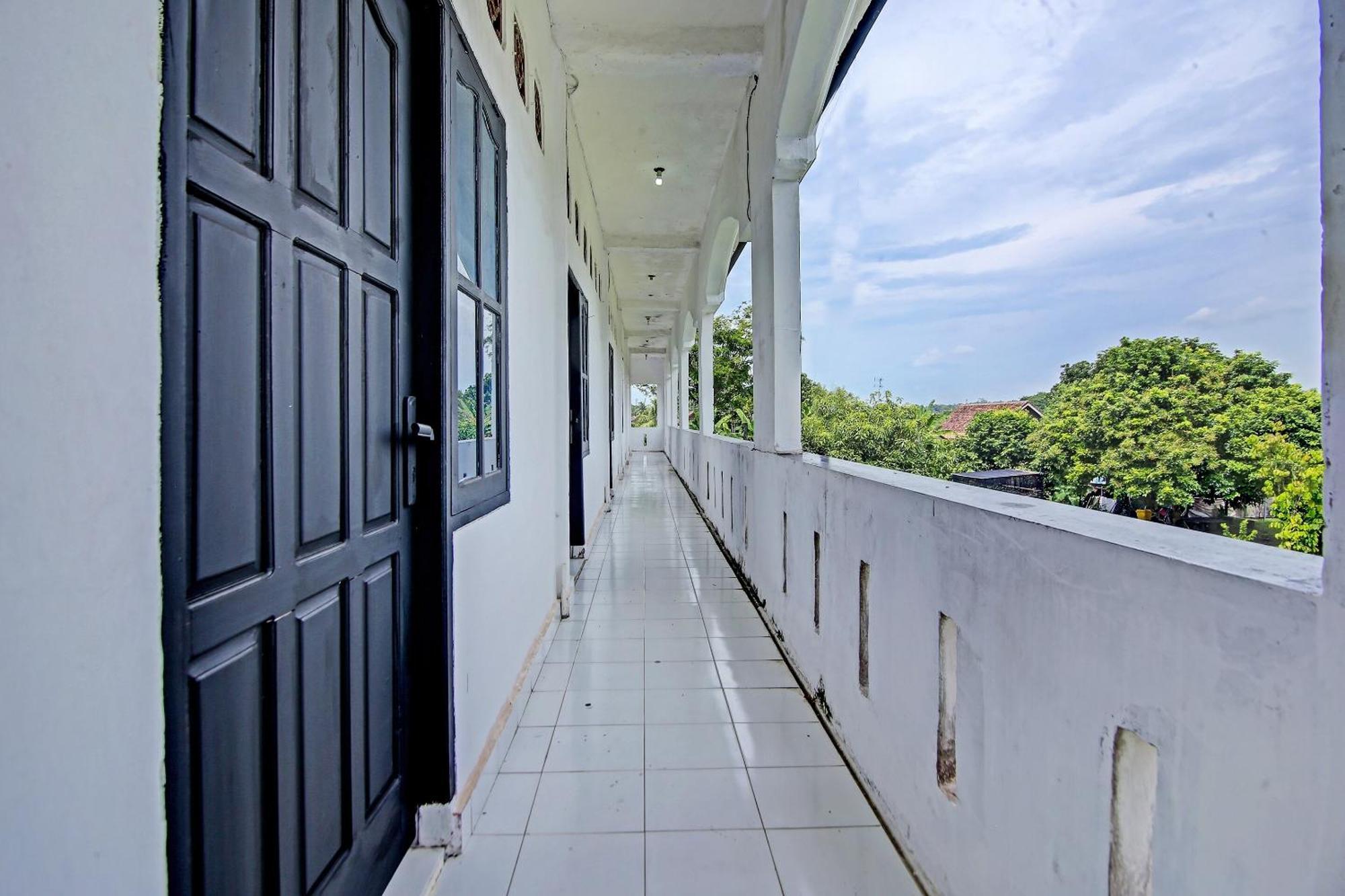 Oyo Life 91127 Wisma Sukajadi Syariah Perabumulih Esterno foto