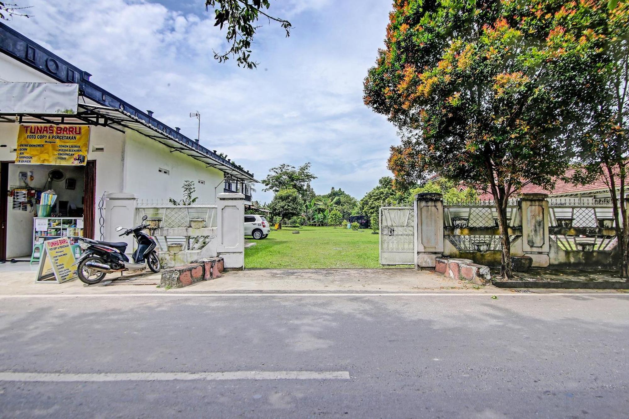 Oyo Life 91127 Wisma Sukajadi Syariah Perabumulih Esterno foto