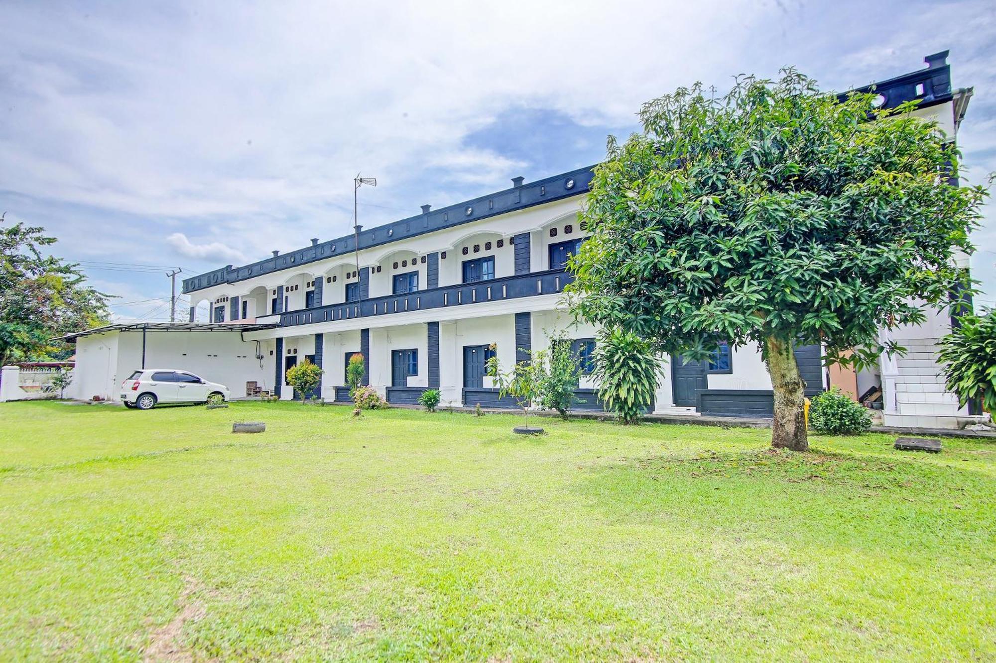 Oyo Life 91127 Wisma Sukajadi Syariah Perabumulih Esterno foto